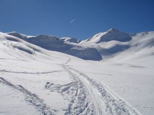 backcountry-skiiing-273759_1280